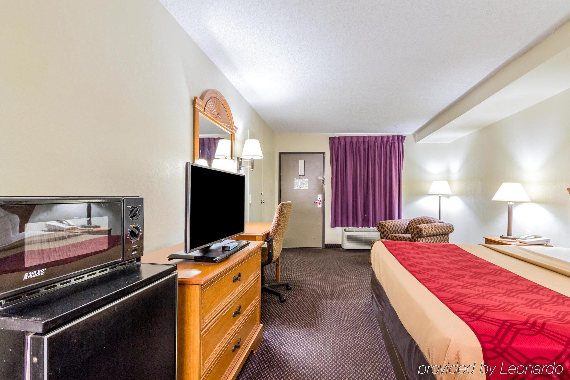 Econo Lodge & Suites Clarksville Exterior photo