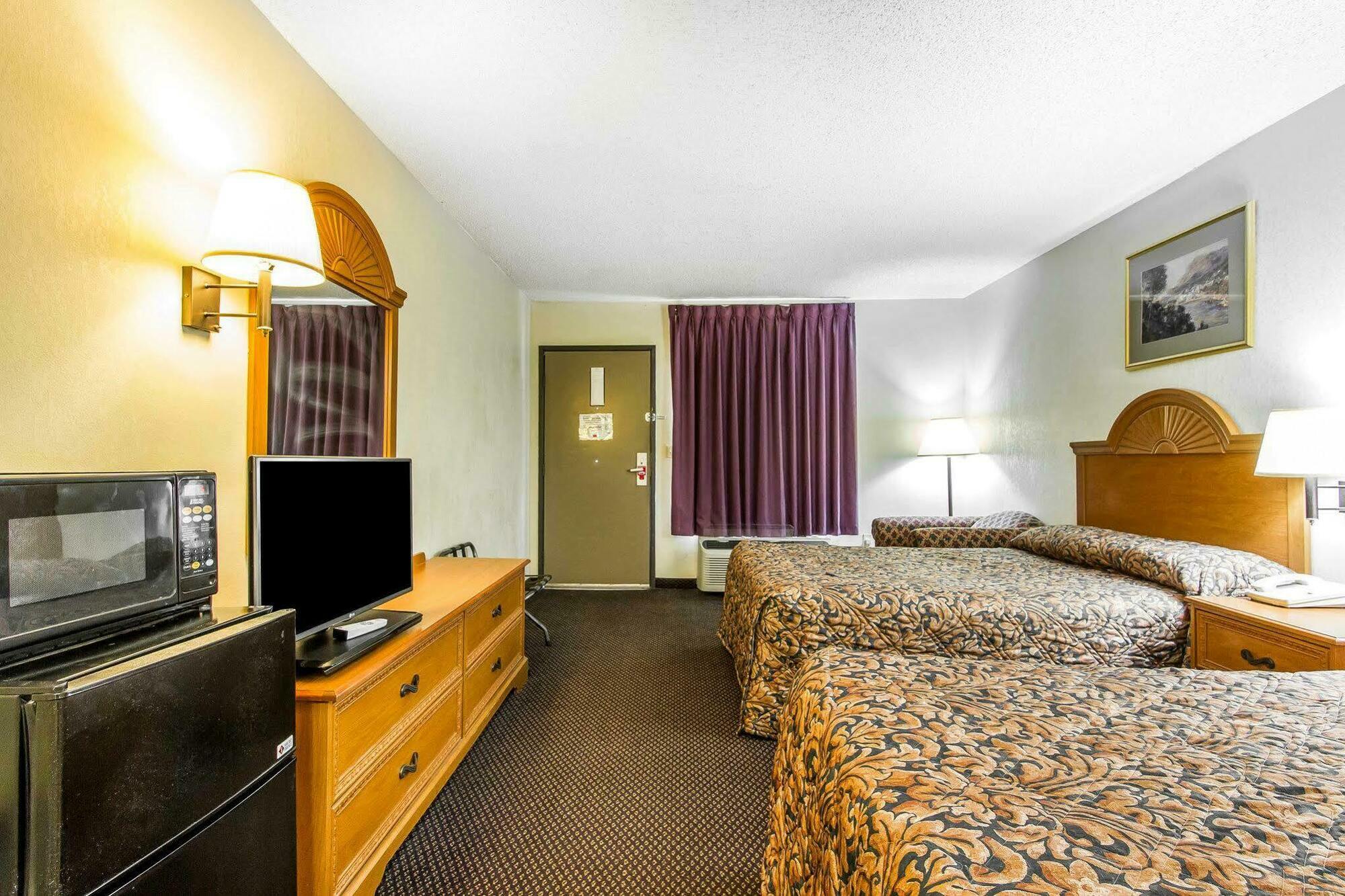 Econo Lodge & Suites Clarksville Exterior photo